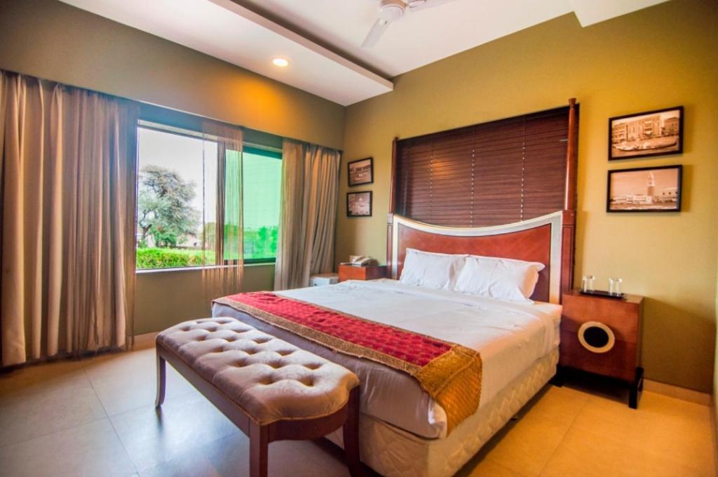 Hotel Jalsa & Banquets,indore 3*